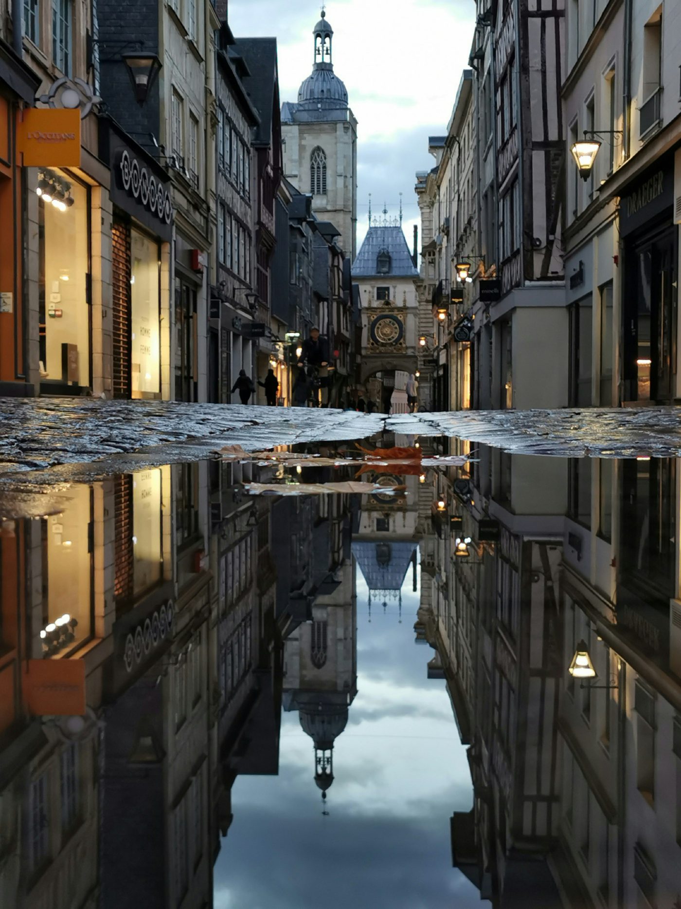 Rue du Gros-Horloge à Rouen, capitale historique de la Normandie.